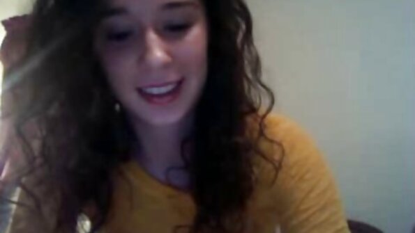 ایک شہوانی، شہوت انگیز گدا کے ساتھ ایک بڑا گدا brunette ایک threesome میں rammed ہو رہی ہے