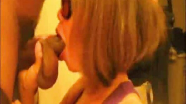 ایک کتیا جو اپنے جنسی کھلونوں سے محبت کرتی ہے وہ اپنے دلڈو کو ہمارے سامنے چاٹ رہی ہے۔