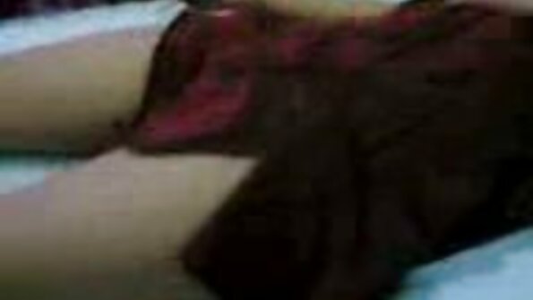 ایک سنہرے بالوں والی اور ایک سیاہ فام اپنے بڑے دلڈو کے ساتھ ایک دوسرے کو رام کرتی ہیں۔