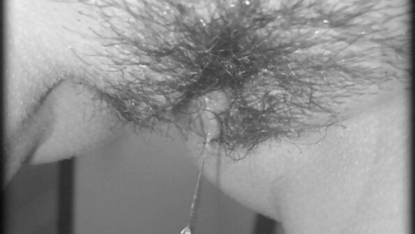 ایک سنہرے بالوں والی دو مردوں کے ساتھ ہے اور وہ مقعد اور ایک دھچکا کام کر رہی ہے۔