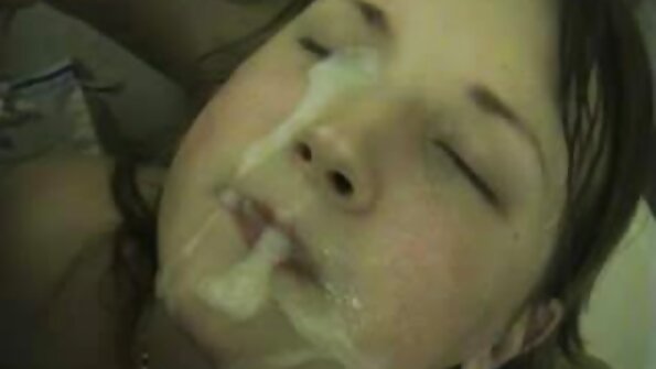 ایک سنہرے بالوں والی جو مالش کرنا پسند کرتی ہے اسے اس کے مالش کرنے والے نے رگڑا ہے۔