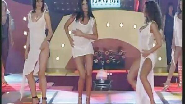 بہادر لڑکی بہت بڑے ڈلڈو کو چودتی ہے اور اسے پسند کرتی ہے۔