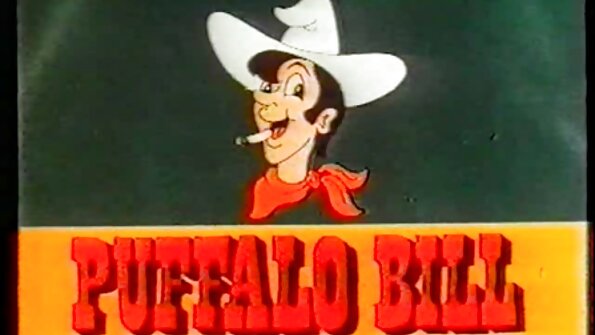 ایک چھوٹی سی لڑکی ایک سخت مرگا چاٹ رہی ہے جبکہ وہ دریا پر ہے۔