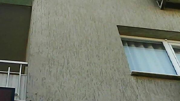 خوبصورتی اور اس کے فنکار عاشق پینٹ میں ڈھکے ہوئے جب وہ بھاڑ میں جا رہے ہیں۔