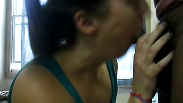 سنہرے بالوں والی دیوی ایک آدمی اور cums کے اس ہنک کو مناسب احترام دیتی ہے۔