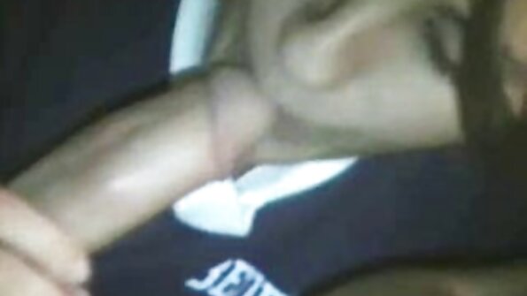 سنہرے بالوں والی گھریلو خاتون کا تجزیہ کیا جا رہا ہے۔