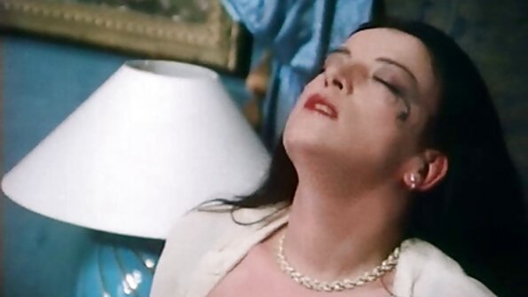 سنہرے بالوں والی ، اپنے شوہر کو ان کے گھر کے پچھواڑے میں