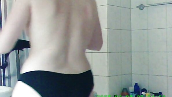 سنہرے بالوں والی جس نے اپنی چھاتی کو بڑھایا ہے وہ اپنے سیکسی چھوٹے پیروں کا استعمال کر رہی ہے۔