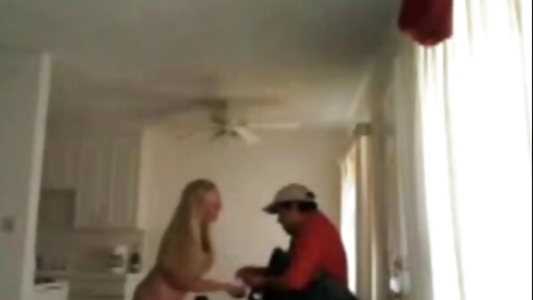 ایک سیکسی چہرے کے ساتھ سنہرے بالوں والی اس کے گالوں پر منی کے ساتھ دیکھا جاتا ہے