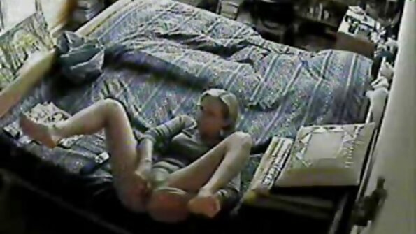 خوبصورت سنہرے بالوں والی پیاری جس کا نام نکی سیکس ایک بڑے گوشت کے کھمبے پر سوار ہے۔