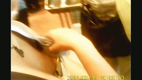 ایک خوبصورت چہرے والی سیاہ فام عورت ایک بڑے مرغے کو اچھی طرح چوس رہی ہے۔