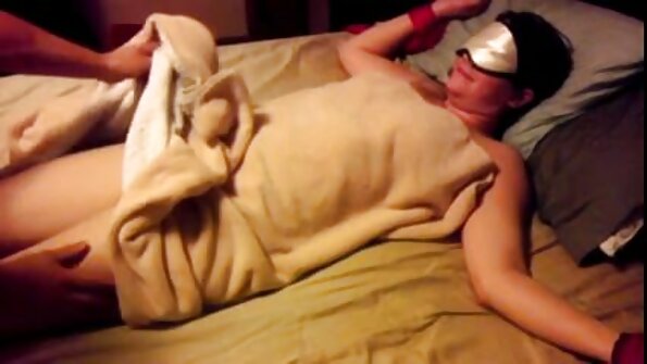 ایک سنہرے بالوں والی جو اپنا منہ چوڑا کھولتی ہے وہ بلو جاب دے رہی ہے۔