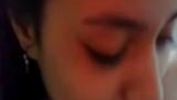 ایک لڑکی جس نے اس کی آنکھیں ڈھانپ رکھی ہیں اس کی تنگ چوت میں چودا ہوا ہے۔