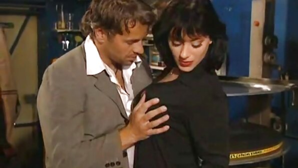 ایک جوڑا ہجوم کے سامنے بھاڑ میں جا رہا ہے جب وہ ان کو خوش کر رہے ہیں۔