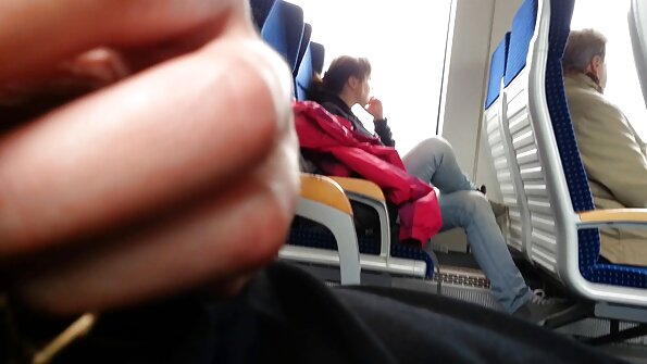 ایک اچھی کتیا سیدھے آئینے کے سامنے چود رہی ہے۔