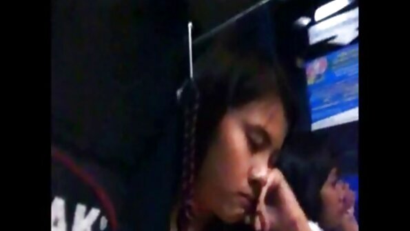 حیرت انگیز بچی ایک بڑے کھلونے سے اپنی گیلی چیری کو متحرک کر رہی ہے۔