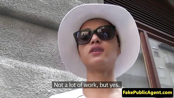 ایک شہوانی، شہوت انگیز عورت جم میں اس کی تنگ بلی گولہ باری ہو رہی ہے