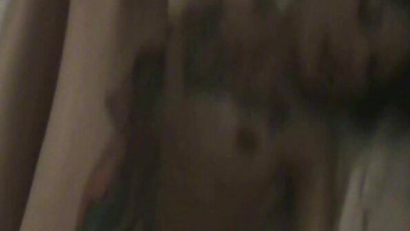 ایک پتلی سنہرے بالوں والی کو پیچھے سے ڈوگی سٹائل مل رہا ہے۔