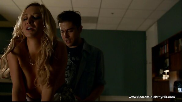 سنہرے بالوں والی اور brunette ہیں مقعد جنسی threesome