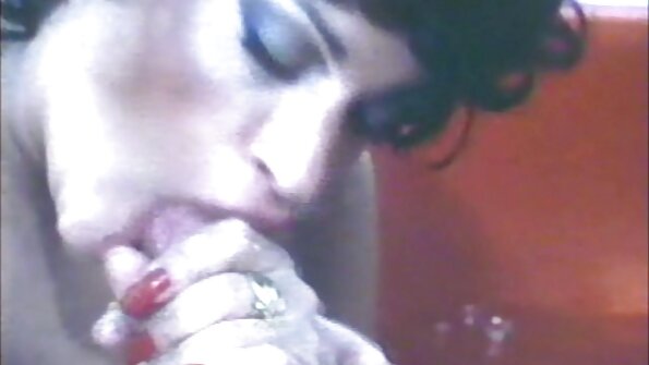 سنہرے بالوں والی کوگر صرف اس کی گدی کو چھیدنے میں دلچسپی رکھتی ہے۔