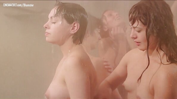 سنہرے بالوں والی ایک زبان کو محسوس کرتی ہے جو اس کے چوتڑ اور بلی کے ہونٹوں پر حیرت انگیز کام کر رہی ہے۔