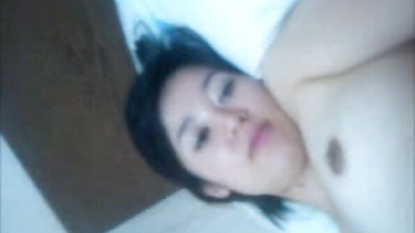 سنہرے بالوں والی اپنے پریمی کے ساتھ ہے ، اس کے اوپر ، اپنے لنڈ کو اپنے اندر محسوس کر رہا ہے۔