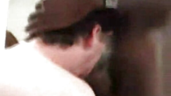 بہت زیادہ چھاتی کے ساتھ بوم شیل ملف کو زور سے ٹکرایا جاتا ہے۔