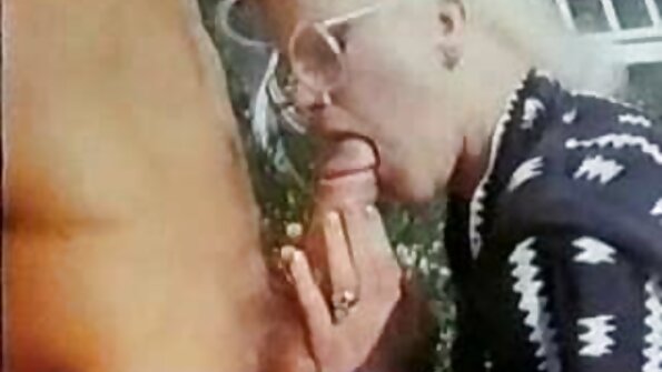 Busty سنہرے بالوں والی MILF ایک handjob دیتا ہے اور منی سے بنا شاور ہو جاتا ہے