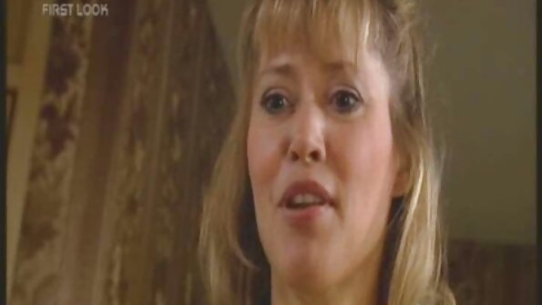 بالوں والی بلی کے ساتھ ایک بڑی گدی کا پھندا اس کی گانڈ کو تیز کر رہی ہے۔