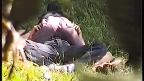 ایک بمبو کو دیوار کے ساتھ اس کے مضبوط ساتھی نے دبایا ہے جو اسے چودتا ہے۔