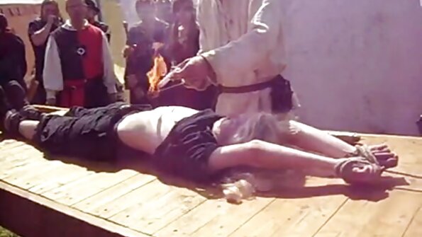 ایک سنہرے بالوں والی کتیا اپنے آپ کو صوفے پر ایک شدید orgasm پر لاتی ہے۔