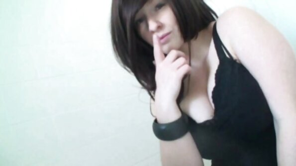 ایک brunette مقعد میں ہے اور ہمیں دکھاتا ہے کہ یہ کیسے ٹھیک کیا جاتا ہے۔