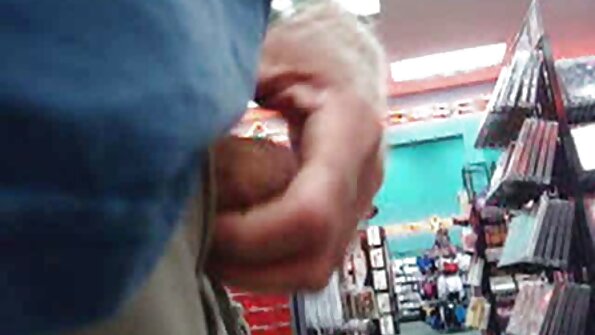 ایک خوبصورت مسکراہٹ والی شرمیلی بیڈ پر ڈھل رہی ہے۔