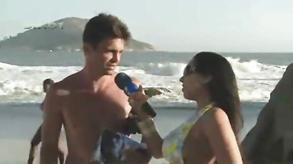 چھوٹی چوچیوں والا ایک کالا اس کے گیلے بلی کے ہونٹ دکھا رہا ہے۔