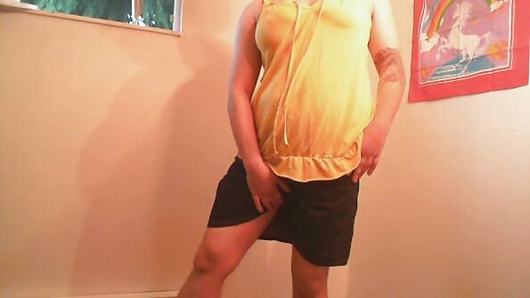 ایک busty لڑکی اس کی کامل گدی کو ہلا دیتی ہے جبکہ وہ بھاڑ میں جا رہی ہے۔