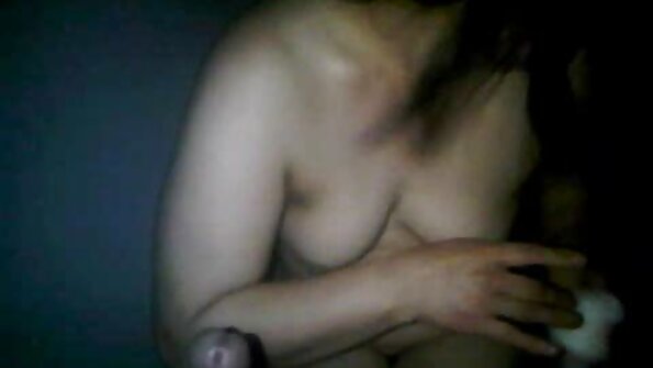 ایک جوڑا دفتر کی عمارت میں اسٹوریج روم میں محبت کر رہا ہے۔