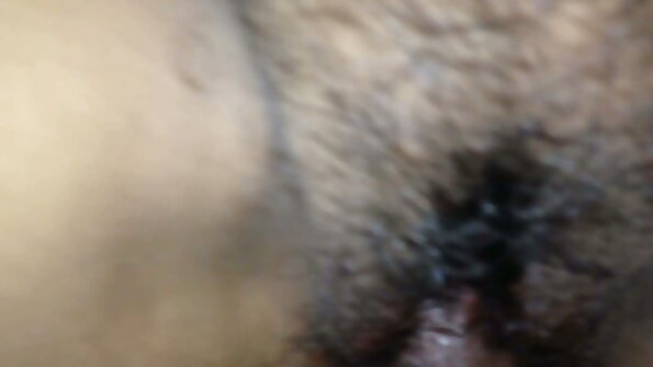 ایک بڑی گدی والی لڑکی کو اس کے آدمی نے بستر پر گہرائی سے گھسا دیا ہے۔