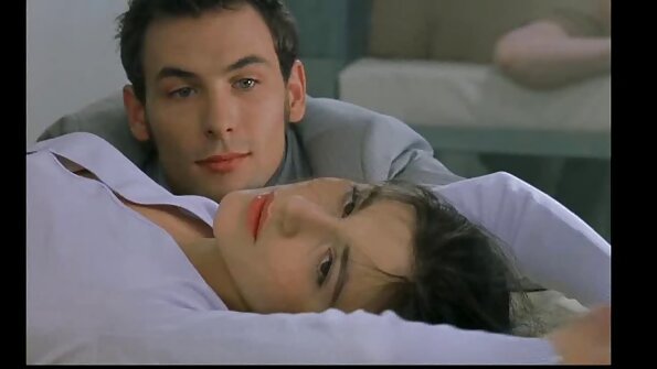 پریمی کی پیٹھ پر بڑے ٹیٹو کے ساتھ ایلس ایکسیکس کی پیدائش کا عمل ہے۔