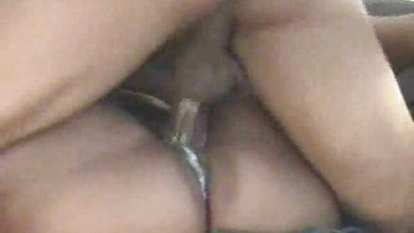 ایک MILF ایک شاندار ریک کے ساتھ اس کی گیلی بلی میں بھاڑ میں جا رہی ہے