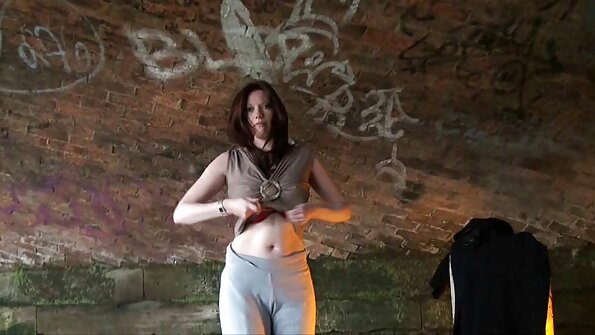 ایک شہوانی، شہوت انگیز نیلی لڑکی اس کے آدمی کی طرف سے ایک گرم threesome میں چدائی ہے