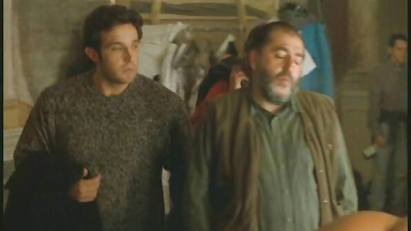 ایک سیکسی سلٹ آج ایک گرم انداز میں صوفے پر لنڈ کی سواری کر رہی ہے۔