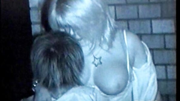 ایک نوعمر جو کہ مقعد جنسی پر اتر جاتا ہے اس کی گانڈ میں ایک مرگا ہے۔