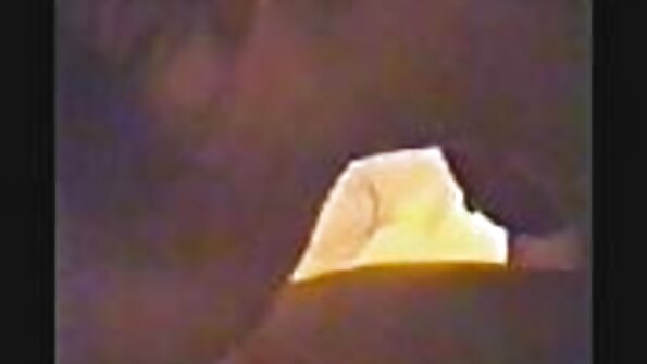 ایک اچھی مسکراہٹ کے ساتھ سنہرے بالوں والی پول میں اچھی طرح سے fucked ہو رہی ہے