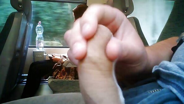 گورے اور سنہرے بالوں والے اپنے تمام سوراخوں کو اچھی طرح سے ڈرل کرتے ہیں۔