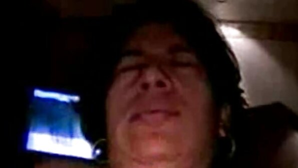 شہوانی ، شہوت انگیز چھاتی کے ساتھ باتھ روم میں ایک سیکسی وقت گزار رہا ہے