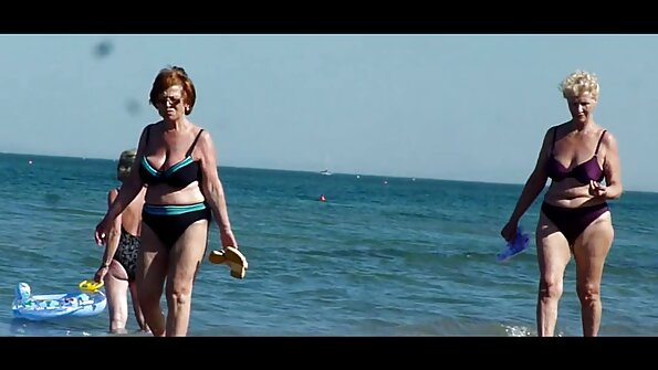 بکسوم لیٹینا بقایا بٹ کے ساتھ ایک بڑے لڑکے کے ساتھ سیکس کرتی ہے۔