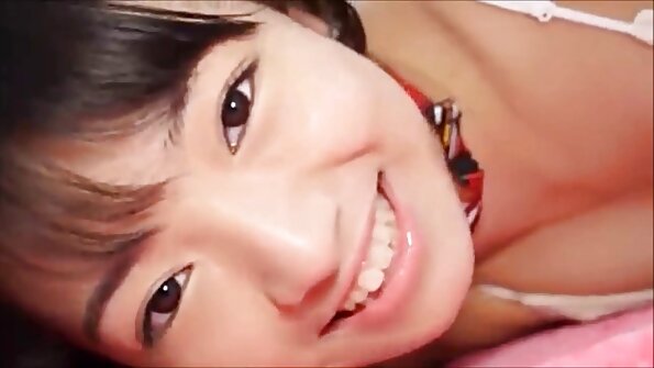 مقعد سے محبت کرنے والا ایک بڑا گدا بچہ کچھ سہ سے بھرا ہوا ہے۔