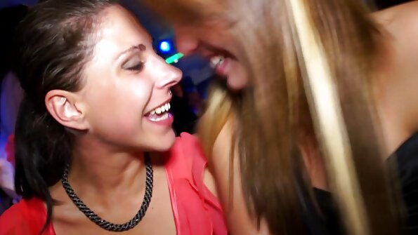 ایک بڑی گدی کالی لڑکی کو اس کی چوت کے اندر ایک سفید مرگا مل رہا ہے۔