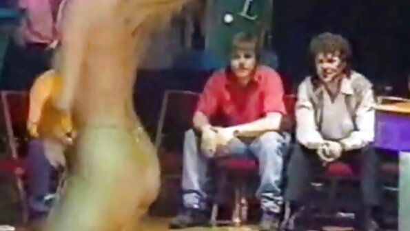 ایک بڑی چھاتی والی خاتون آج چمڑے کے صوفے پر سخت چکرا رہی ہے۔