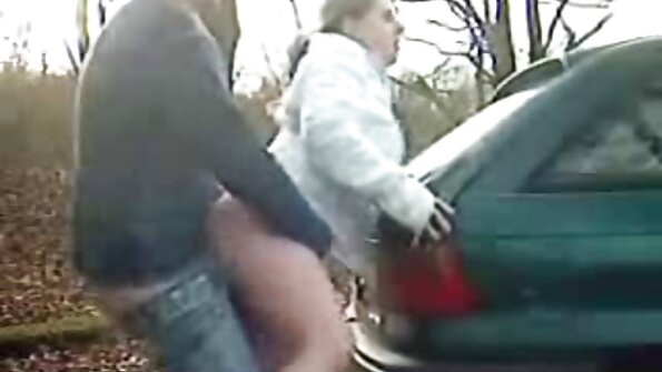 ایک سنہرے بالوں والی نوجوان جس کا پتلا جسم اور منڈوائی ہوئی بلی مزہ کر رہی ہے۔